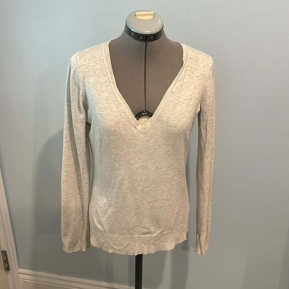 Mexx women’s light grey pullover v-neck sweater. Sz small